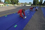 Panitia memasang tanda jaga jarak fisik saat persiapan tempat Sholat Idul Adha 1441 H di halaman Masjid Agung Sudirman, Denpasar, Bali, Kamis (30/7/2020). Panitia akan memperketat penerapan protokol kesehatan termasuk membatasi jumlah jemaah yang beribadah untuk mencegah penularan COVID-19. ANTARA FOTO/Nyoman Hendra Wibowo/nym.