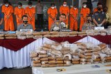 Kapolda Banten Irjen Pol. Fiandar (tengah) didampingi Dir Resnarkoba Kombes Susatyo Purnomo (kiri) dan Kabid Humas Kombes Edy Sumardi (kedua kanan) memaparkan penangkapan para penyelundup 159 kilogram ganja dari Aceh saat ekspos kasus tersebut di Mapolda Banten, di Serang, Kamis (30/7/2020). Jajaran Polda Banten menangkap 9 orang tersangka jaringan pengirim dan pengedar ganja beserta barang bukti 159 kilogram ganja kering yang disamarkan dalam 15 kemasan kabel fiber untuk mengelabui aparat saat akan diselundupkan dari Aceh ke Jakarta. ANTARA FOTO/Asep Fathulrahman/nym.