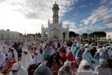 Umat muslim menunaikan ibadah Shalat Idul Adha 1441 H di Masjid Raya Baiturrahman, Banda Aceh, Aceh, Jumat (31/7/2020). Mayoritas umat muslim melaksanakan shalat Idul Adha secara berjamaah di tengah pandemi COVID-19. Antara Aceh/Irwansyah Putra.