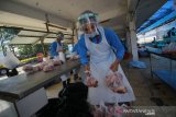 Pekerja mengemas daging hewan kurban yang telah disembelih di Rumah Potong Hewan (RPH) Pegirian, Surabaya, Jawa Timur, Jumat (31/7/2020). RPH Pegirian menyediakan jasa pemotongan hewan kurban dengan menerapkan protokol kesehatan secara ketat seperti penggunaan masker, pelindung wajah, sarung tangan dan menyiapkan tenaga medis serta dokter hewan  guna menjamin kelayakan daging hewan kurban sekaligus mencegah penyebaran COVID-19. Antara Jatim/Moch Asim/zk.