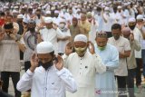 Umat muslim menunaikan ibadah shalat Idul Adha 1441 H di Masjid Raya Sabilal Muhtadin, Banjarmasin, Kalimantan Selatan, Jumat (31/7/2020). Pelaksanaan shalat Id di Banjarmasin dilaksanakan secara berjamaah di masjid atau lapangan dengan menerapkan protokol kesehatan, seperti mengenakan masker dan menjaga jarak. Foto Antaranews Kalsel/Bayu Pratama S.