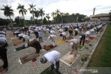 Umat muslim menunaikan ibadah shalat Idul Adha 1441 H di Masjid Raya Sabilal Muhtadin, Banjarmasin, Kalimantan Selatan, Jumat (31/7/2020). Pelaksanaan shalat Id di Banjarmasin dilaksanakan secara berjamaah di masjid atau lapangan dengan menerapkan protokol kesehatan, seperti mengenakan masker dan menjaga jarak. Foto Antaranews Kalsel/Bayu Pratama S.