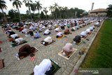 Umat muslim menunaikan ibadah shalat Idul Adha 1441 H di Masjid Raya Sabilal Muhtadin, Banjarmasin, Kalimantan Selatan, Jumat (31/7/2020). Pelaksanaan shalat Id di Banjarmasin dilaksanakan secara berjamaah di masjid atau lapangan dengan menerapkan protokol kesehatan, seperti mengenakan masker dan menjaga jarak. Foto Antaranews Kalsel/Bayu Pratama S.