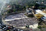 Shalat Idul Adha 1441 Hijriah di Masjid Raya Baitul Izzah Bengkulu, Jumat dilaksanakan dengan mematuhi protokol kesehatan guna mencegah penularan virus corona jenis baru atau COVID-19.
 Sekitar seribuan jamaah yang shalat di masjid tersebut terpantau mematuhi panduan penyelenggaraan Shalat Idul Adha dari Kementerian Agama seperti menggunakan masker, menjaga jarak, membawa sajadah sendiri dan wudhu dari rumah. (Foto Antarabengkulu.com/HO)