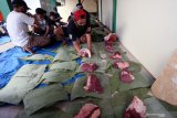 Warga menata daging kurban diatas alas daun pisang dan daun pohon jati di Blitar, Jawa Timur, Minggu (31/7/2020). Warga didaerah itu memanfaatkan dedaunan untuk membungkus daging kurban dengan tujuan untuk mendukung program pemerintah dalam meminimalisir penggunaan plastik (diet plastik). Antara Jatim/Irfan Anshori/zk.