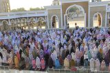 Umat muslim melaksanakan shalat Idul Adha 1441 H di Masjid Syekh Abdul Manan, Islamic Center Indramayu, Jawa Barat, Jumat (31/7/2020). ANTARA JABAR/Dedhez Anggara/agr