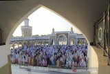 Umat muslim melaksanakan shalat Idul Adha 1441 H di Masjid Syekh Abdul Manan, Islamic Center Indramayu, Jawa Barat, Jumat (31/7/2020). ANTARA JABAR/Dedhez Anggara/agr