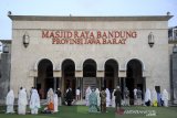 Umat muslim melaksanakan shalat Idul Adha di Masjid Raya Bandung, Jawa Barat, Jumat (31/7/2020). Masjid Raya Bandung menggelar shalat Idul Adha secara berjamaah dengan menerapkan protokol kesehatan seperti jaga jarak serta wajib mengenakan masker guna mencegah penyebaran COVID-19. ANTARA JABAR/Raisan Al Farisi/agr