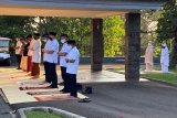 Presiden Jokowi menunaikan Shalat Idul Adha di halaman Wisma Bayurini