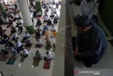 Umat muslim bersiap menunaikan shalat Idul Adha di masjid Al Muttahirin, Tapa, Kabupaten Bone Bolango, Gorontalo, Jumat (31/7/2020). Pelaksanaan shalat Id di daerah tersebut dilakukan secara berjemaah di masjid atau lapangan dengan menerapkan protokol kesehatan, seperti mengenakan masker dan menjaga jarak. (ANTARA FOTO/Adiwinata Solihin)