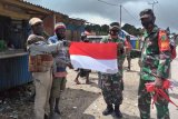 Koramil Waghete membagikan bendera Merah Putih ke warga sambut HUT RI