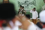 Sejumlah kader Nahdlatul Ulama (NU) mengikuti apel kesetiaan terhadap Negara Kesatuan Republik Indonesia (NKRI) di Gurah, Kediri, Jawa Timur, Minggu (2/8/2020). Kegiatan yang dihadiri ratusan kader NU tersebut guna memperingati HUT ke-75 Republik Indonesia sekaligus mengingatkan kepada anggota agar menjaga NKRI dan tidak memanfaatkan organisasi untuk kepentingan pribadi ataupun kelompok tertentu. Antara Jatim/Prasetia Fauzani/zk