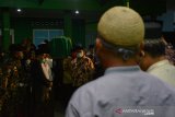 Santri mengangkat keranda almarhum KH Hasyim Wahid, adik bungsu Presiden ke-4 RI KHÂ Abdurrahman Wahid (Gus Dur)Â saat akan dimakamkan di Ponpes Mambaul Ma'arif Denanyar, Kabupaten Jombang, Jawa Timur, Sabtu (1/8/2020). KH Hasyim Wahid atau Gus Im merupakan putra bungsu pasangan pahlawan nasional KH Abdul Wahid Hasyim dan Nyai Solichah, meninggal dunia Sabtu, pukul 04.18 WIB di RS Mayapada, Jakarta pada usia 67. Antara Jatim/Syaiful Arif/zk