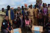 Bupati Puncak serahkan BLT warga di distrik lintasan KKB