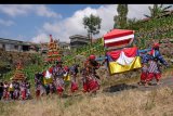 Sejumlah warga mengikuti kirab tradisi Grebeg Besar Lamuk Legok di lereng Gunung Sumbing Desa Legoksari, Tlogomulyo, Temanggung, Jawa Tengah, Minggu (2/8/2020). Tradisi tahunan yang dilakukan masyarakat petani tembakau tersebut sebagai ungkapan bentuk syukur atas kesejahteraan dan kemakmuran serta permohonan doa kepada Tuhan agar diberi kesuksesan dalam mengolah tembakau. ANTARA FOTO/Anis Efizudin/nym.