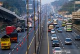 Sejumlah kendaraan melaju di tol Jakarta - Cikampek arah Jakarta di Karawang, Jawa Barat, Minggu (2/8/2020). PT Jasa Marga (persero) Tbk memprediksi puncak arus balik libur Idul Adha 1441 H terjadi pada Minggu (2/8) malam hingga Senin (3/08) dini hari. ANTARA JABAR/M Ibnu Chazar/agr