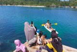 Sejumlah warga saat menikmati kenyamanan dan keindahan objek wisata Pantai Pengasin, Tanjung Putus, Kecamatan Punduh Pedada, Kabupaten Pesawaran, Provinsi Lampung, Minggu (2/8/2020). (Foto/Video: M.Tohamaksun).