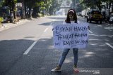 Seorang pekerja yang tergabung aliansi Karyawan Hiburan dan Pengusaha Hiburan melakukan aksi unjuk rasa di Balai Kota, Bandung, Jawa Barat, Senin (3/8/2020). Dalam aksinya mereka mendesak Pemerintah Kota Bandung untuk membuka kembali hiburan malam seiring tatanan adaptasi kebiasaan baru di tengah pandemi COVID-19. ANTARA JABAR/M Agung Rajasa/agr