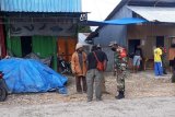Babinsa Koramil Waghete lakukan komsos ingatkan bahaya minuman berakohol