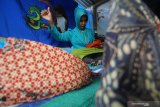 Perajin membuat ikat kepala (odheng tongkos) khas Madura Barat di Kampung Durinan, Bancaran, Bangkalan, Jawa Timur, Senin (3/8/2020). Ikat kepala yang menjadi pelengkap pakaian agungan (pakaian untuk upacara atau acara resmi) tersebut dijual dengan harga mulai Rp80.000-Rp300.000 rupiah tergantung dari bahan kain pembuatannya. Antara Jatim/Moch Asim/zk.