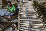 Perajin menyelesaikan pembuatan alat musik tradisional angklung di kampung Angklung, Desa Panyingkiran, Kabupaten Ciamis, Jawa Barat, Senin (3/8/2020). Produksi Angklung yang sebelumnya mengalami penurunan 90 persen ini mulai mengalami peningkatan produksi hingga 55.400 oktap Angklung perbulannya setelah pemberlakuan adaptasi kebiasaan baru di tengah Pandemi COVID-19. ANTARA FOTO/Adeng Bustomi/agr