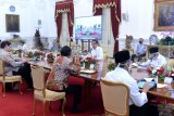 Sekretariat Presiden memasang pembatas kaca di meja oval Jokowi