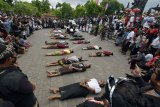 Umat Hindu dari Forum Komunikasi Taksu Bali menampilkan atraksi seni budaya Bali sebagai bentuk aksi penolakan ajaran Hare Krishna, di kawasan Monumen Bajra Sandhi, Denpasar, Bali, Senin (3/8/2020). Aksi tersebut mendesak Parisada Hindu Dharma Indonesia (PHDI) mencabut ajaran Hare Krishna di seluruh nusantara karena dinilai bertentangan dengan ajaran Hindu Bali. ANTARA FOTO/Nyoman Hendra Wibowo/nym.