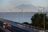 ARUS MUDIK JEMBATAN SURAMADU. Pengendara motor melintasi Jembatan Suramadu, Bangkalan, Jawa Timur. Kamis (30/7/2020). Menjelang Hari Raya Idul Adha 1441 H, jembatan penghubung antara Pulau Jawa dengan Pulau Madura tersebut dipadati kendaraan khususnya pemudik yang menggunakan motor menuju Pulau Madura. Antara Jatim/Zabur Karuru