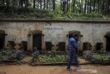 Pengunjung melintas di depan benteng peninggalan zaman kolonial Belanda di Puncak Gunung Palasari, Kabupaten Sumedang, Jawa Barat, Selasa (4/8/2020). Benteng yang dibangun pada tahun 1913 hingga 1917 tersebut kini dikenal dengan nama Benteng Palasari dan menjadi salah satu cagar budaya milik Pemerintah Kabupaten Sumedang untuk menarik wisatawan. ANTARA JABAR/Raisan Al Farisi/agr