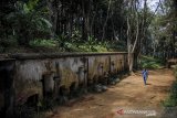 Pengunjung melintas di depan benteng peninggalan zaman kolonial Belanda di Puncak Gunung Palasari, Kabupaten Sumedang, Jawa Barat, Selasa (4/8/2020). Benteng yang dibangun pada tahun 1913 hingga 1917 tersebut kini dikenal dengan nama Benteng Palasari dan menjadi salah satu cagar budaya milik Pemerintah Kabupaten Sumedang untuk menarik wisatawan. ANTARA JABAR/Raisan Al Farisi/agr