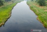 Warga melihat kondisi air di Daerah Aliran Sungai (DAS) Citarum yang tercemar di Karawang, Jawa Barat, Selasa (4/8/2020). Kondisi air DAS Citarum tersebut berubah warna menjadi hitam dan mengeluarkan bau menyengat yang diduga akibat pencemaran limbah industri sehingga menganggu aktivitas warga dan merusak ekosistem. ANTARA JABAR/M Ibnu Chazar/agr