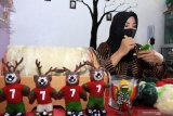 Perajin Eva Sanjaya menyelesaikan pembuatan boneka dari bulu domba di perumahan Griya Samudra Asri, Desa Kramat Jegu, Taman, Sidoarjo, Jawa Timur, Selasa (4/8/2020). Kerajinan boneka dari bulu domba yang dijual dengan harga Rp15000 - Rp50000 tersebut dijual ke Sidoarjo, Surabaya, Jember, Bondowoso hingga Aceh. Antara Jatim/Umarul Faruq/zk