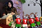 Perajin Eva Sanjaya, memintal bulu domba menjadi benang untuk dijadikan boneka di perumahan Griya Samudra Asri, Desa Kramat Jegu, Taman, Sidoarjo, Jawa Timur, Selasa (4/8/2020). Kerajinan boneka dari bulu domba yang dijual dengan harga Rp15000 - Rp50000 tersebut dijual ke Sidoarjo, Surabaya, Jember, Bondowoso hingga Aceh. Antara Jatim/Umarul Faruq/zk