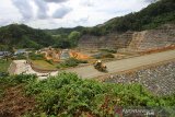 Suasana pengerjaan proyek pembangunan Bendungan Tapin di Desa Pipitak Jaya, Kabupaten Tapin, Kalimantan Selatan, Selasa (4/8/2020). Pemerintah menargetkan pembangunan Bendungan Tapin yang merupakan Proyek Strategis Nasional (PSN) yang mampu mengairi persawahan seluas 5.500 hektare serta akan di bangun PLTA sebesar tiga mega watt lebih tersebut akan rampung pada akhir tahun 2020. Foto Antaranews Kalsel/Bayu Pratama S.