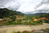 Suasana pengerjaan proyek pembangunan Bendungan Tapin di Desa Pipitak Jaya, Kabupaten Tapin, Kalimantan Selatan, Selasa (4/8/2020). Pemerintah menargetkan pembangunan Bendungan Tapin yang merupakan Proyek Strategis Nasional (PSN) yang mampu mengairi persawahan seluas 5.500 hektare serta akan di bangun PLTA sebesar tiga mega watt lebih tersebut akan rampung pada akhir tahun 2020. Foto Antaranews Kalsel/Bayu Pratama S.