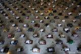 SHALAT IDUL ADHA DI SURABAYA. Umat muslim melaksanakan shalat Idul Adha di Masjid Al Akbar, Surabaya, Jawa Timur, Jumat (31/7/2020). Pelaksanaan shalat Idul Adha di masjid tersebut menerapkan protokol kesehatan secara ketat seperti pengecekan suhu tubuh, penggunaan masker, pengaturan jarak serta pengurangan jumlah jamaah yang biasanya mencapai 40.000 orang menjadi 5.000 jamaah. Antara Jatim/Moch Asim/zk