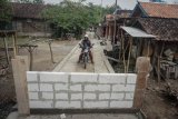 Jalan kampung ditutup dengan tembok