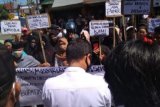 Warga Mamuju protes pencopotan Kepala Lingkungan Kasiwa Tengah