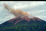 Gunung Kerinci menghembuskan gas dan material yang terlihat dari Gunung Tujuh, Kerinci, Jambi, Rabu (5/8/2020). Pos Pengamatan Gunung Api Kerinci menyebutkan Gunung Kerinci yang statusnya masih berada pada level II (waspada) kembali mengalami gempa hembusan dan tremor menerus yang terpantau secara visual dan data seismik pada Rabu (5/8) pagi. ANTARA FOTO/Wahdi Septiawan/nym.