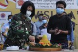 Koordinator Yan Kes Letkol Ckm dr Paulin Marwita (kiri) memotong tumpeng disaksikan sejumlah pasien sembuh dari COVID-19 saat 'Tasyakuran Tumpengan', di Rumah Sakit Lapangan Kogabwilhan II Jalan Indrapura, Surabaya, Jawa Timur, Selasa (4/8/2020). Pada hari ini Rumah Sakit Lapangan Kogabwilhan II telah berhasil menyembuhkan 64 orang pasien COVID-19 dan secara keseluruhan total sebanyak 1.022 orang pasien COVID-19 yang berhasil disembuhkan di rumah sakit tersebut. Antara Jatim/Didik/Zk