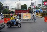 Pengendara menyeberang jalan nasional Tulungagung-Trenggalek yang ditutup total di titik ruas jembatan Lembupeteng, Tulungagung, Jawa Timur, Selasa (4/8/2020). Penutupan sementara diberlakukan selama 60 hari ke depan untuk kepentingan rehabilitasi konstruksi jembatan yang rusak karena faktor usia. Antara Jatim/Destyan Sujarwoko/zk.