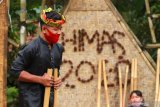 Anak-anak bermain pecut egrang di Kampung Baca Taman Rimba Papring Kalipuro, Banyuwangi, Jawa Timur, Selasa (3/8/2020). Kegiatan permainan tradisional anak-anak sekolah adat itu, sebagai persiapan peringatan Hari Internasional Masyarakat Adat Sedunia (HIMAS) yang akan digelar serempak  secara daring pada 9 Agustus 2020. Antara Jatim/Budi Candra Setya/zk.