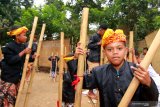 Anak-anak bermain egrang di Kampung Baca Taman Rimba Papring Kalipuro, Banyuwangi, Jawa Timur, Selasa (3/8/2020). Kegiatan permainan tradisional anak-anak sekolah adat itu, sebagai persiapan peringatan Hari Internasional Masyarakat Adat Sedunia (HIMAS) yang akan digelar serempak  secara daring pada 9 Agustus 2020. Antara Jatim/Budi Candra Setya/zk.