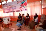 Penyandang disabilitas mengikuti simulasai pencoblosan di kantor KPU, Banyuwangi, Jawa Timur, Rabu (5/8/2020). Kegiatan KPU bersama penyandang disabilitas itu, sebagai sosialisasi pemilihan Bupati dan wakil Bupati Banyuwangi 2020. Antara Jatim/Budi Candra Setya/zk.