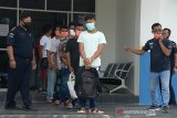 Petugas mengecek dan memeriksa persiapan sembilan nelayan Myanmar saat dideportasi di Pangkalan Pengawasan Sumber Daya Kelautan dan Perikanan (PSDKP) Lampulo, Banda Aceh, Rabu (5/8/2020). Sebanyak 15 nelayan asal Myanmar yang ditangkap bersama tiga unit kapal berbendera Malaysia pada Agustus, November 2019 dan Maret 2020 terkait kasus ilegal fishing di Zona Ekonomi Eklusif (ZEE) Selat Melaka wilayah perairan Indonesia itu, sembilan ABK di antaranya dideportasi ke nagara asalnya, sedangkan enam nelayan lainnya terdiri dari nakhoda dan ABK ditahan untuk proses penyidikan dan selain sebagai saksi. Antara Aceh/Ampelsa.