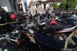 Kapolresta Kediri AKBP Miko Indrayana (kiri) melakukan pengecekan sepeda motor yang diamankan hasil Operasi Patuh Semeru 2020 di Polresta Kediri, Jawa Timur, Kamis (6/8/2020). Operasi yang digelar kepolisian daerah setempat selama dua pekan tersebut menindak sebanyak 546 pelanggar lalu lintas sekaligus mengamankan 35 unit sepeda motor menyalahi aturan. Antara Jatim/Prasetia Fauzani/zk