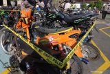 Polisi melakukan pengecekan sepeda motor yang diamankan hasil Operasi Patuh Semeru 2020 di Polresta Kediri, Jawa Timur, Kamis (6/8/2020). Operasi yang digelar kepolisian daerah setempat selama dua pekan tersebut menindak sebanyak 546 pelanggar lalu lintas sekaligus mengamankan 35 unit sepeda motor menyalahi aturan. Antara Jatim/Prasetia Fauzani/zk