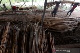 Pekerja mengangkut rotan yang dipersiapkan untuk bahan baku furnitur di Banda Aceh, Aceh, Rabu (5/8/2020). Pengusaha penampungan rotan menyebutkan setelah minim permintaan sejak pertengahan Maret akibat pandemi COVID-19, permintaan rotan untuk bahan baku industri furnitur dan mebel kembali meningkat akibat adanya permintaan ekspor mebel dibeberapa negara. Antara Aceh/Irwansyah Putra.