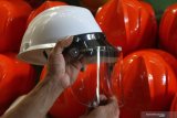 Perajin membuat helm berpelindung wajah (face shield) di rumah produksi CT Helmet, Ngawi, Jawa Timur, Kamis (6/8/2020). Selain berinovasi dengan membuat helm berpelindung wajah bagi tenaga medis, perajin helm setempat juga menggenjot pemasaran melalui pasar daring guna mengatasi penurunan penjualan di masa pandemi COVID-19 yang anjlok hingga 50 persen. Antara Jatim/Ari Bowo Sucipto/zk.
