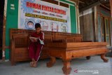 Seorang siswa sekolah dasar mengikuti kegiatan belajar secara daring di Rumah Pintar Dusun Randurejo, Desa Marmoyo, Kecamatan Kabuh, Kabupaten Jombang, Jawa Timur, Kamis (6/8/2020). Rumah Pintar yang disediakan oleh Polri dan Pemerintah Desa setempat dengan dilengkapi jaringan internet melalui WiFi tersebut untuk mempermudah siswa belajar secara daring (dalam jaringan), karena wilayah itu sulit memperoleh akses jaringan internet. Antara Jatim/Syaiful Arif/zk